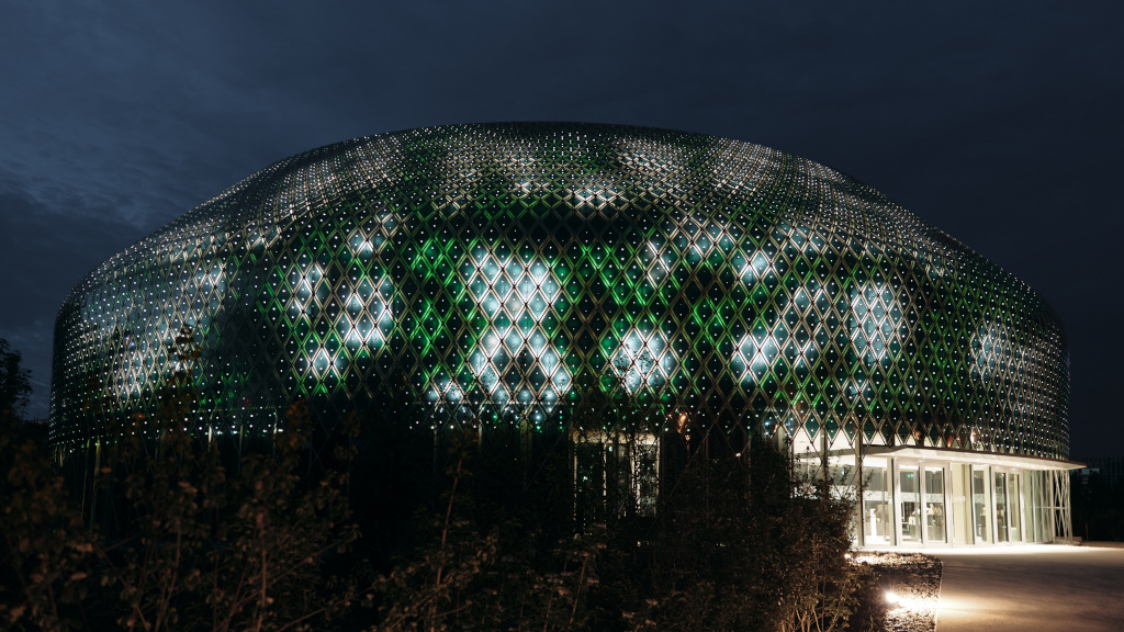 Novartis Pavillon in Basel mit energieautarker OPV-Medienfassade eröffnet