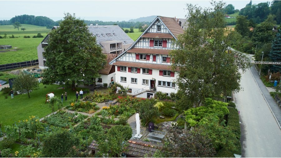 Siedlung in der Schweiz speichert Solarstrom saisonal und dezentral in Wasserstoff