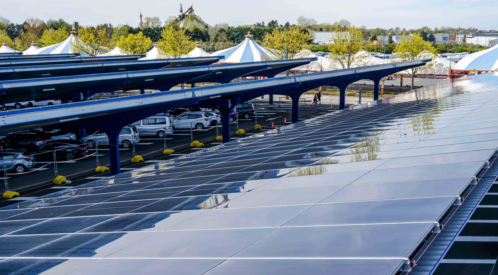 Axpo: Disneyland Paris hat nun größte solare Überdachung für Autos in Europa