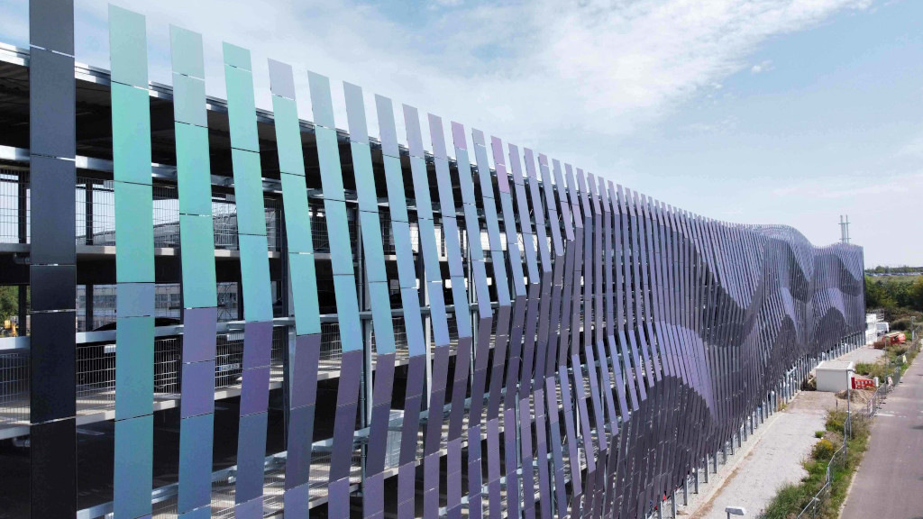Solarfassade: Ästhetische Wellenfront für Parkhaus in Leipzig