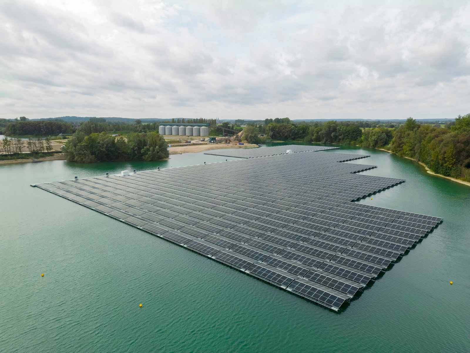 NRWs größte schwimmende Solaranlage in einem Baggersee