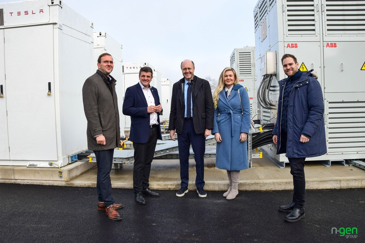 Österreich: Ngen nimmt Tesla-Großspeicher mit 24 MWh in Betrieb