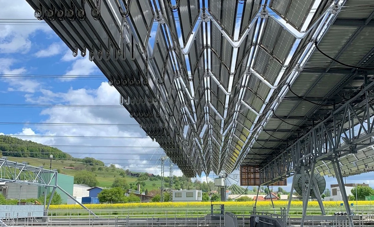 DHP Technology zeigt Solarfaltdach für große Flächen