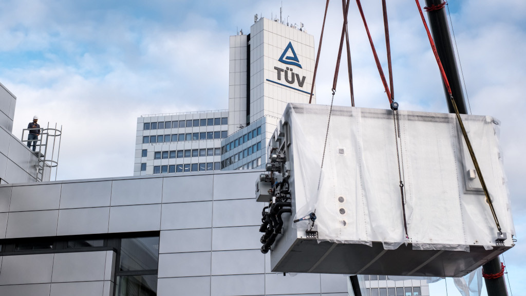 Sieben Tonnen am Haken: Neue Klimakammern für Solarlabor in Köln