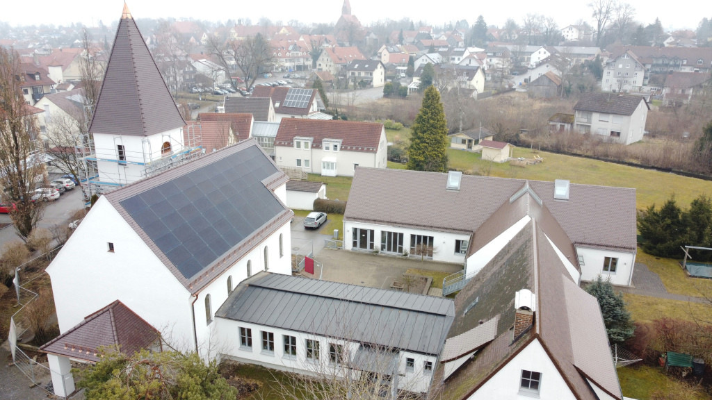 Alte Kirche und neue Therme mit Solarmodulen eingedeckt