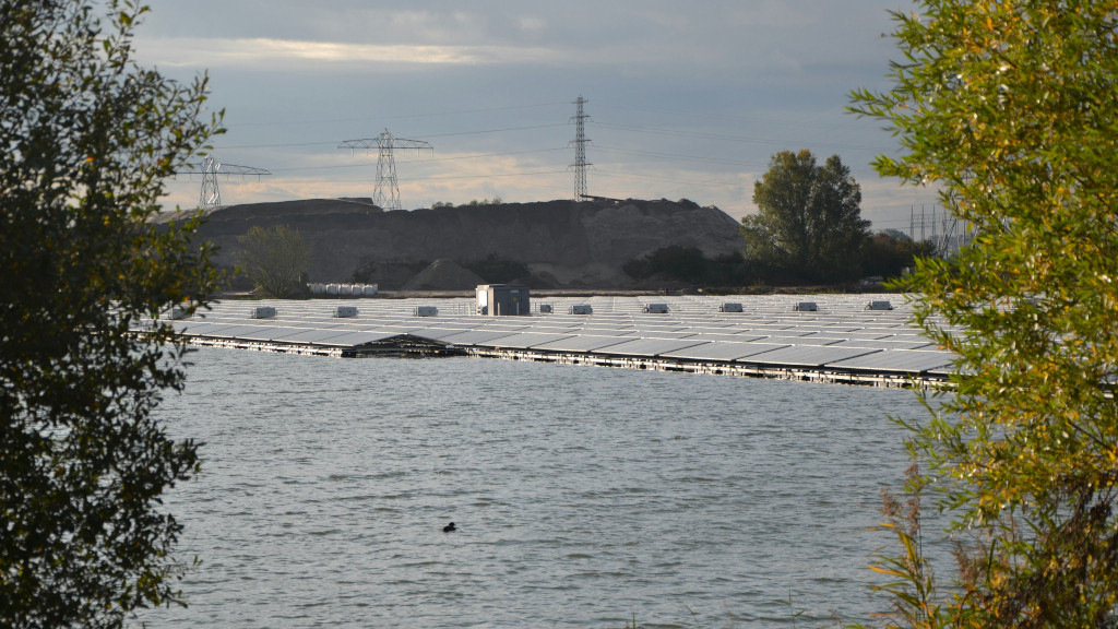 Schwimmende Solarkraftwerke: Sauberer Strom von sauberen Gewässern