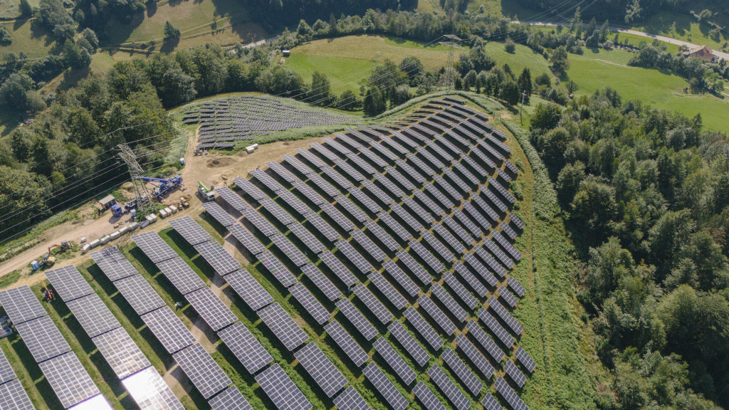 Solarpark mit 32 Grad Hangneigung errichtet