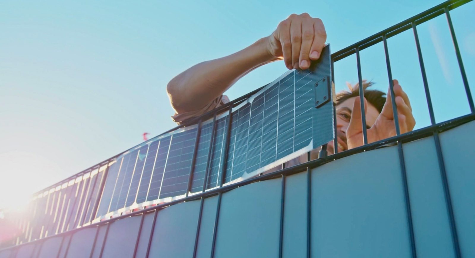 Sunbooster: Flexible Solarstreifen für Gartenzäune