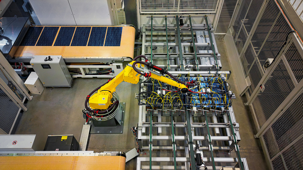 Opes eröffnet Fabrik für flexible Solarmodule auf Nutzfahrzeugen