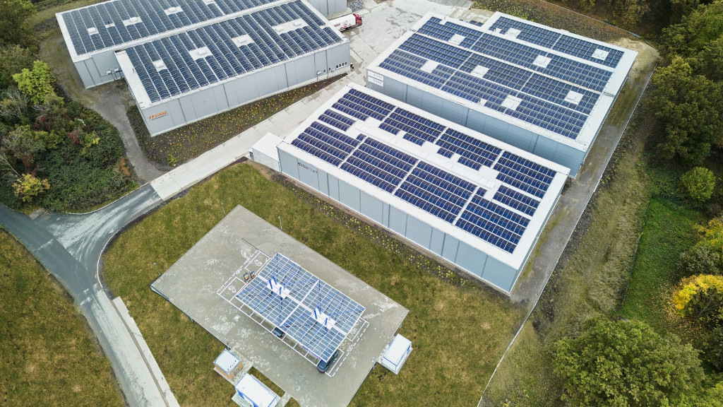 Schnellladepark nutzt Solardächer in der Nachbarschaft