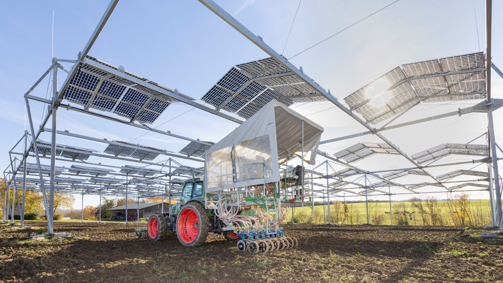 Uni Hohenheim forscht an zehn Meter hoher Agri-PV-Anlage