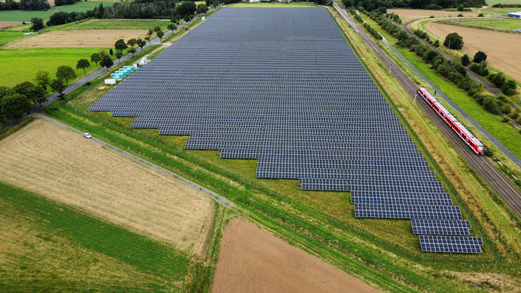 Blue Elephant Energy beliefert DB mit Ökostrom aus Solarpark mit 266 Megawatt