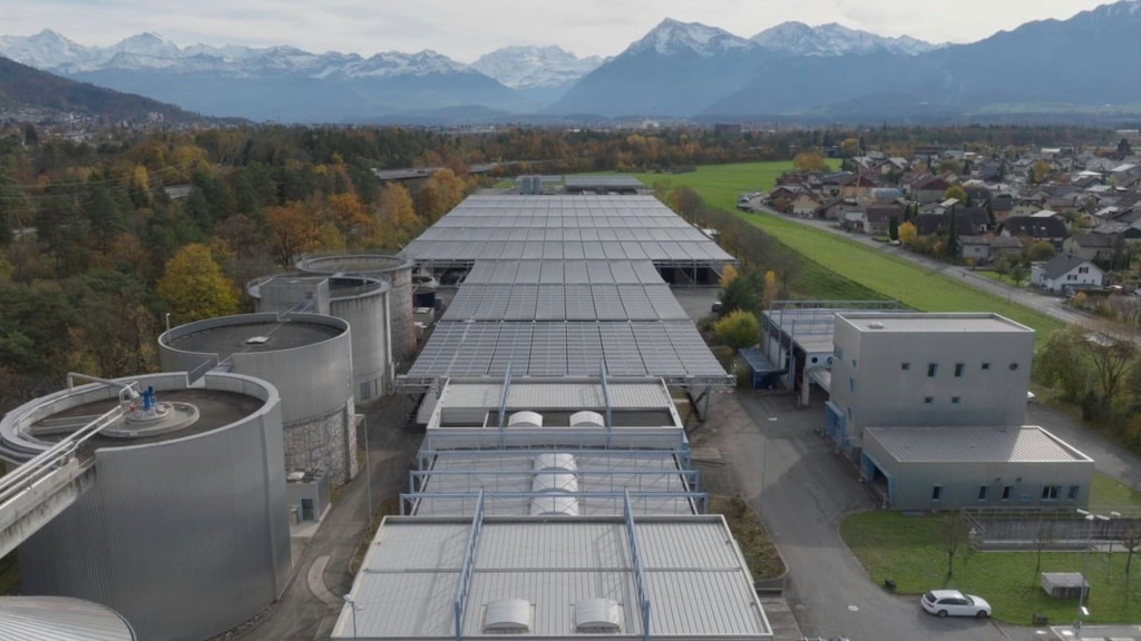 DHP überdacht Klärwerk mit 3,6 Megawatt faltbarer Solarleistung