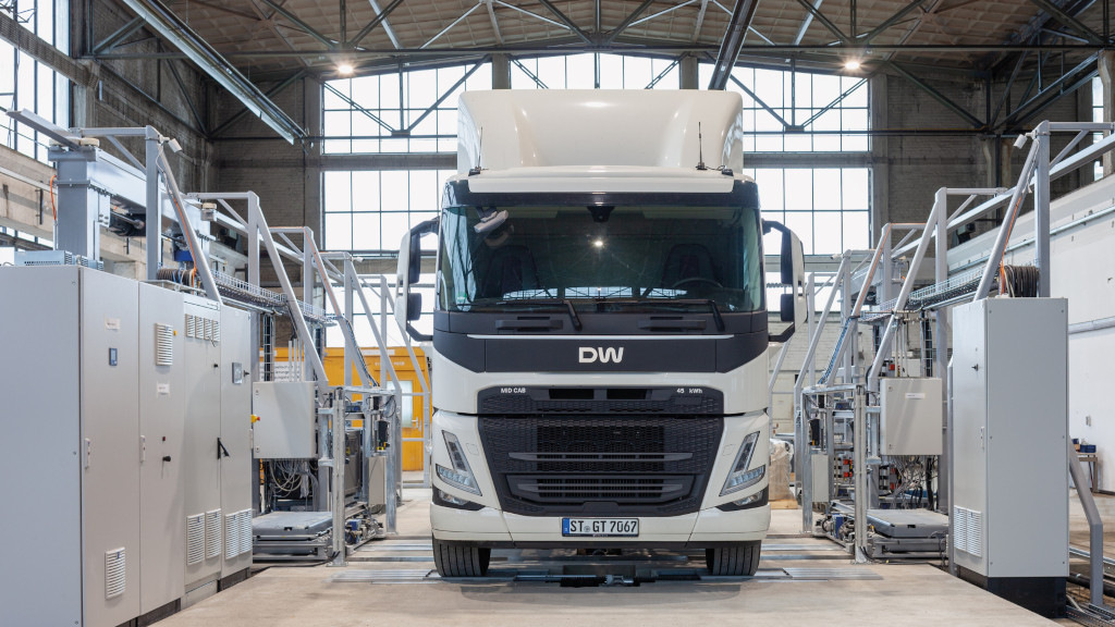 Batteriewechsel für E-Lkw: TU-Start-up plant Netz von Wechselstationen