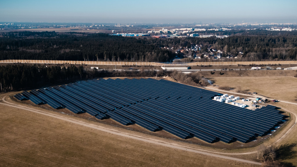 Jochen Schweizer Arena nimmt Solarpark mit 6,3 Megawatt in Betrieb