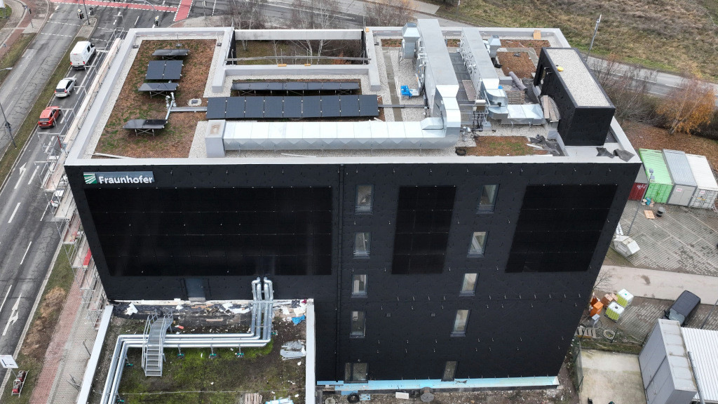 Solarwatt: Solarfassade für Forschungsinstitut in Dresden