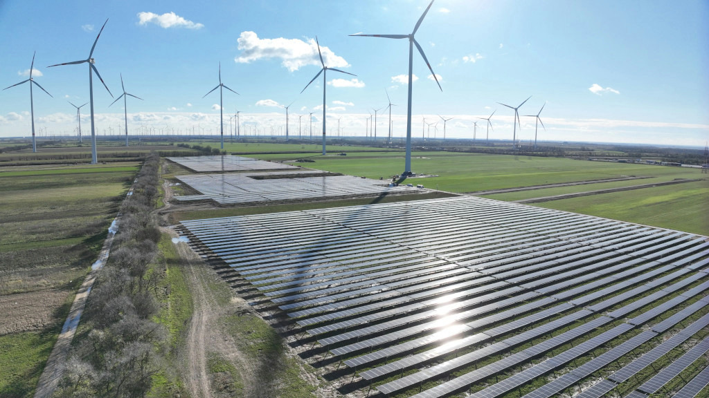 Hybrid aus Agri-PV, Windkraft und Speicher nimmt Betrieb auf