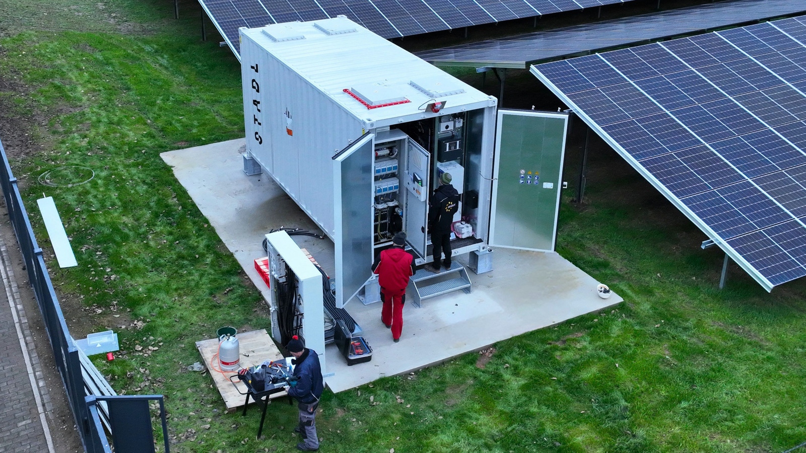 Maxx Solar baut Solarfläche und Batteriespeicher für Mantos International Food