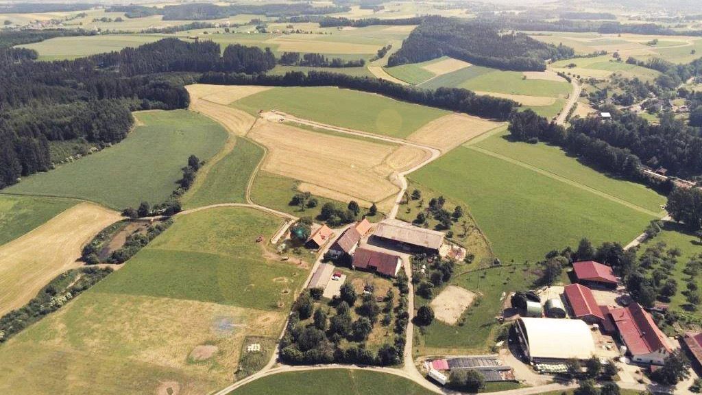 Sens kombiniert Agri-PV mit Dachsolaranlage und Speicher auf Biohof am Bodensee