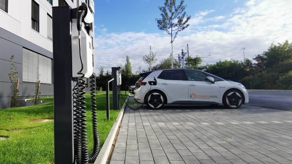 E-Autos mit Strom vom Firmendach laden