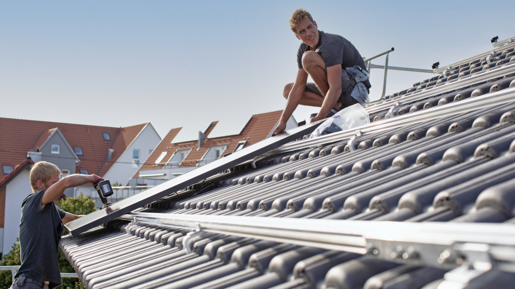 Baden-Württemberg: Dachdecker und Elektrohandwerker meistern Solarpflicht gemeinsam