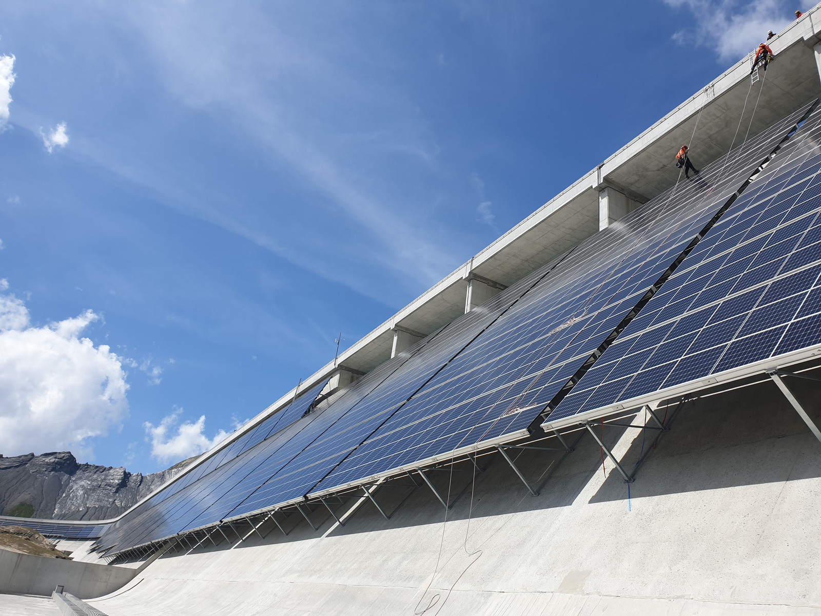 Schweiz: Solaranlage auf Staumauer nun voll in Betrieb
