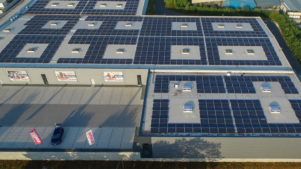 Solare Dachfläche auf Morbacher Möbelhaus