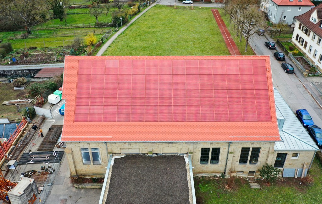 Fraunhofer ISE: Turnhalle in Eppingen mit rotem BIPV-Dach