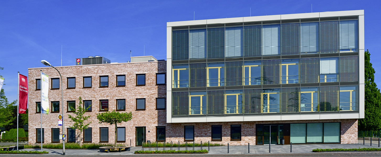 Solarfassade mit transparenten Modulen