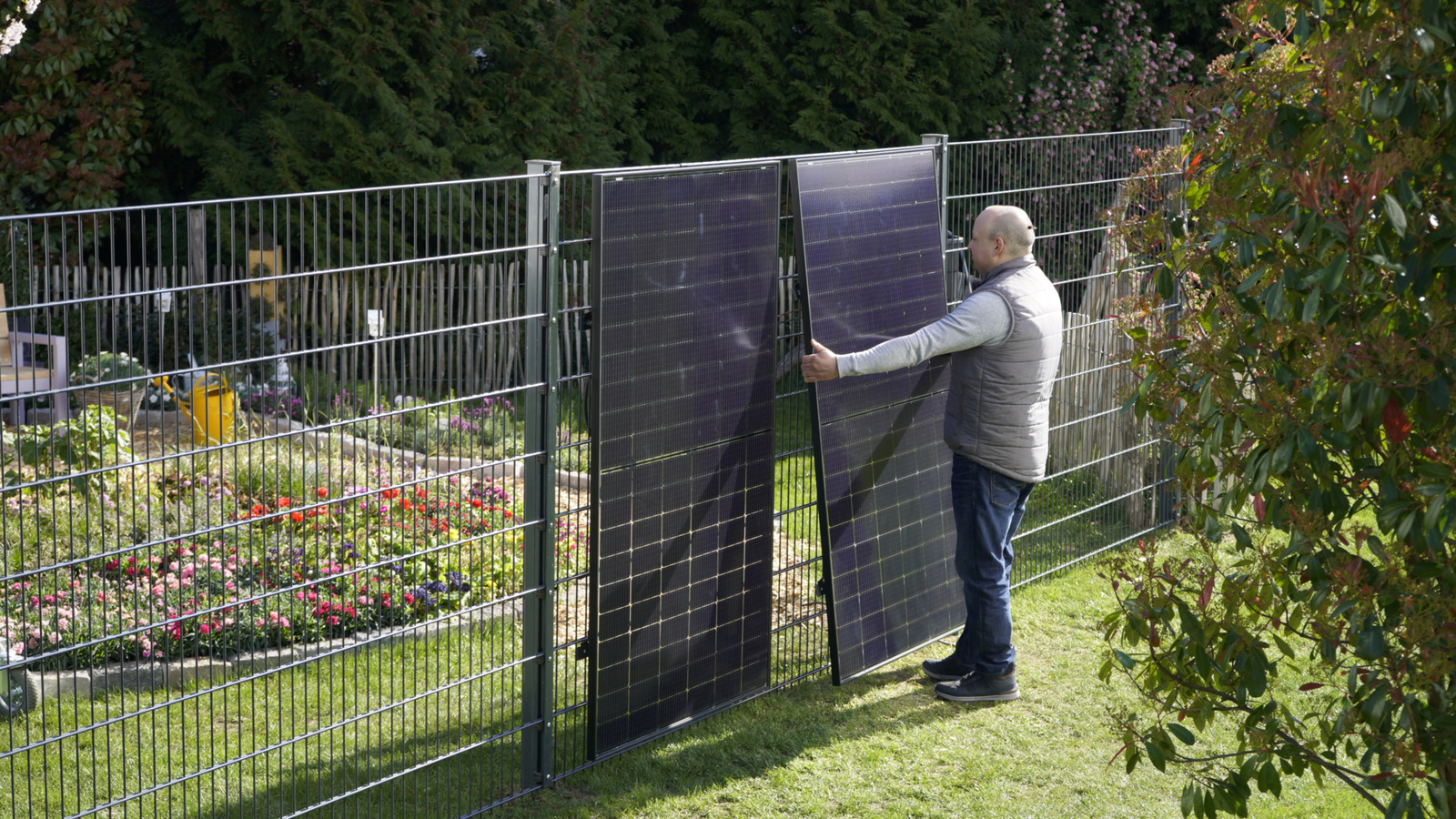 Greenakku: Steckersolaranlage für die Montage am Gartenzaun