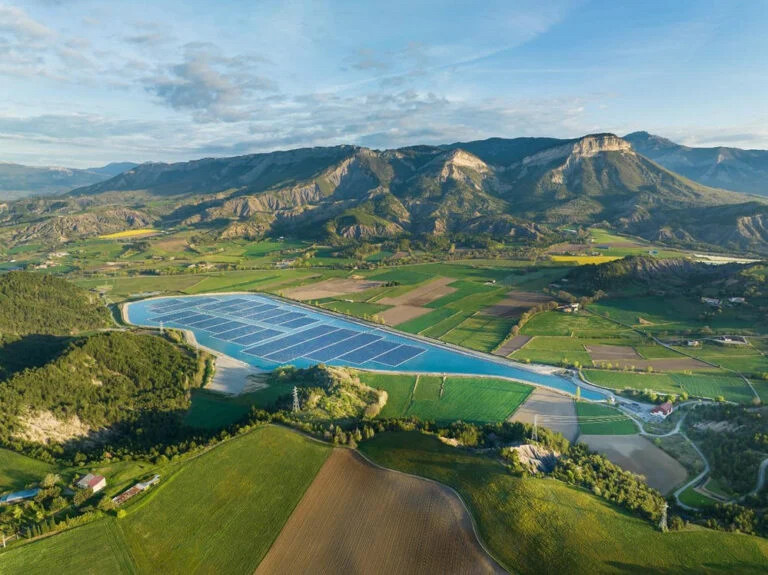 EDF startet schwimmendes Solarkraftwerk in den französischen Alpen