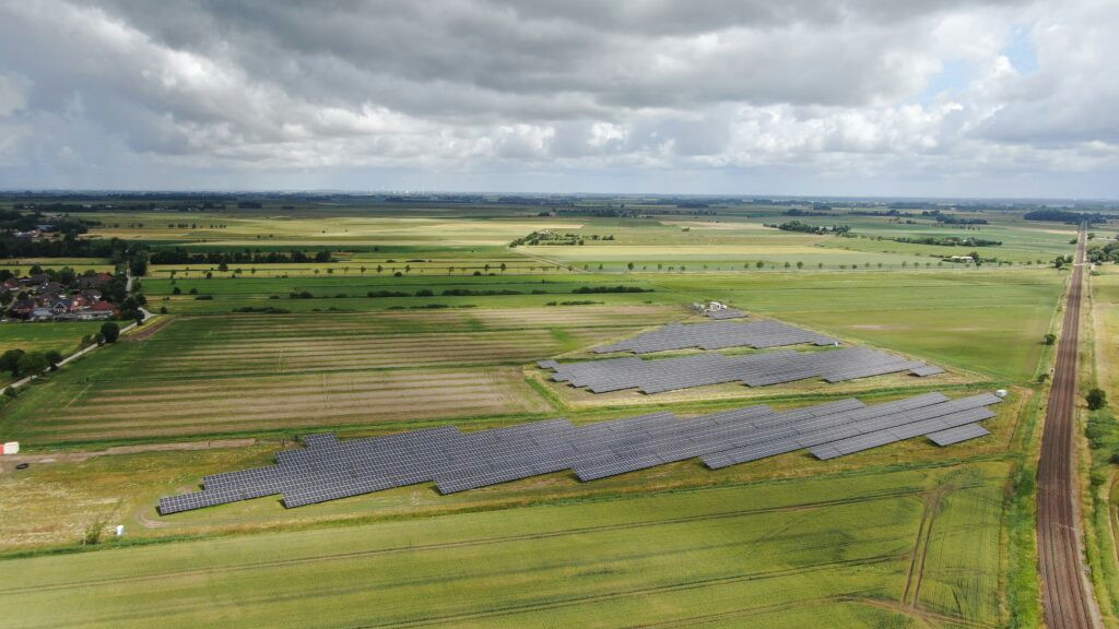 Energiegenossenschaft nimmt Solarpark mit Speicher an der Nordseeküste in Betrieb