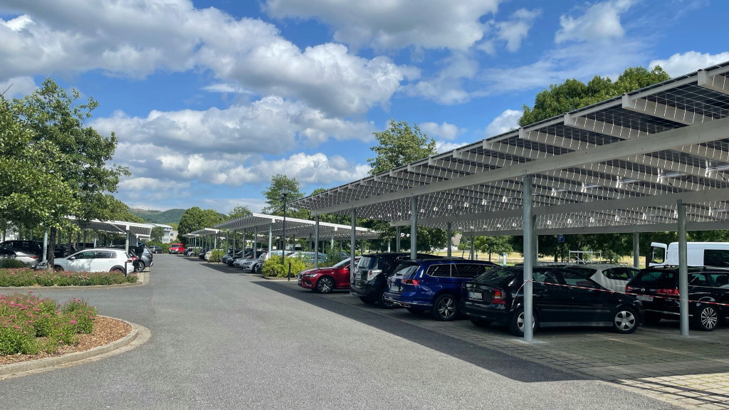 Gridparity überdacht 100 Parkplätze in Plettenberg mit halbtransparenten Modulen