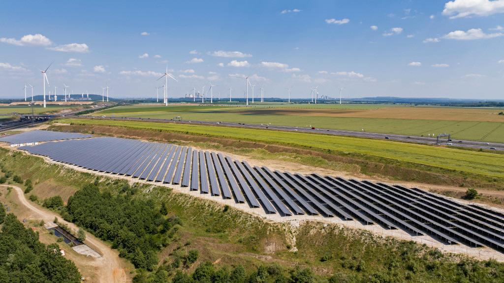 RWE integriert zwei Großspeicher in Solaranlagen im Tagebau Garzweiler