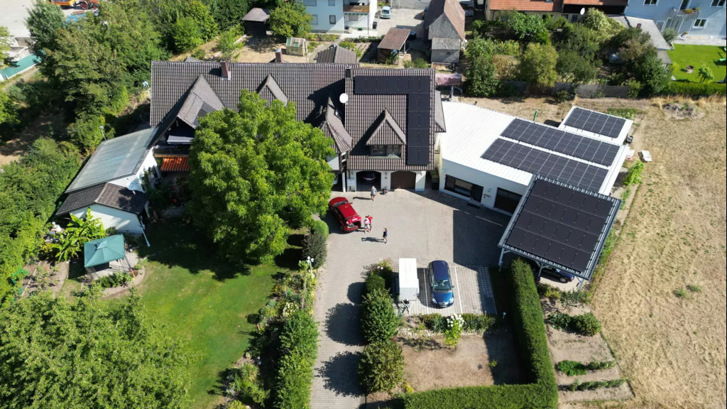 Mehrfamilienhaus versorgt sich solarelektrisch mit Wärme