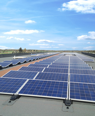 Die Unterkonstruktion BauderSOLAR UK FD ist für den Einsatz auf großen zusammenhängenden Dachflächen entwickelt worden. Dabei liegt das Hauptaugenmerk auf der Schnittstelle zwischen Dämmung, Abdichtung und der Anbindung der Unterkonstruktion.