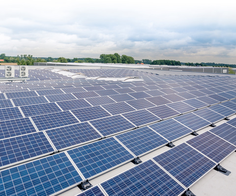 Die Unterkonstruktion wird durchdringungsfrei installiert und eignet sich auch für Dächer mit geringen Lastreserven.