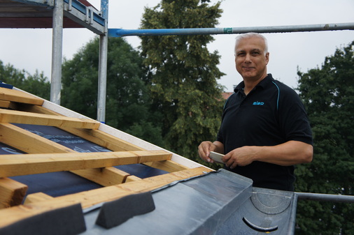 Izzet Bayik ist Key Account Manager bei der aleo solar GmbH und begleitet seine Partnerfirmen von der Planung bis zur Fertigstellung. Dabei unterstützt er oft auch direkt auf der Baustelle.  - © aleo solar GmbH