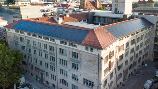Die Indach-Module der aleo fügen sich harmonisch in das Dach des Stuttgarter Rathauses ein.  - © aleo solar GmbH