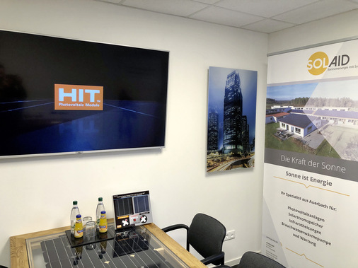 Das Infrarotpaneel im Besprechungsraum ist das Bild des Wolkenkratzers.