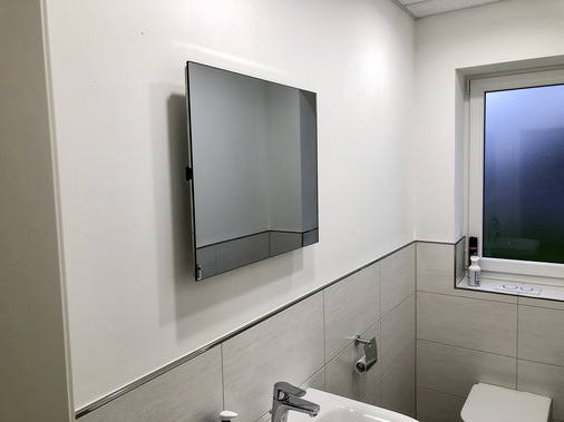 Elektrische Heizplatte als WC-Spiegel. - © Foto: Sol Aid
