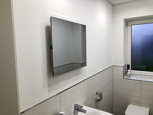 Elektrische Heizplatte als WC-Spiegel.