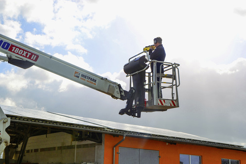 Mit der Hebebühne fährt Steffen Huber auf die richtige Höhe, um die Anlage in den Blick z﻿u nehmen.