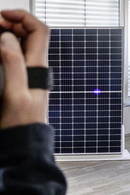 Deutlich zu sehen: Der blaue Laserpunkt wandert langsam übers Modul.