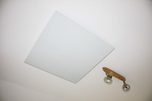 Solche Infrarot-Heizflächen unter der Decke versorgen die Wohnungen effizient mit Wärme, hier im Flur einer Mieterwohnung.