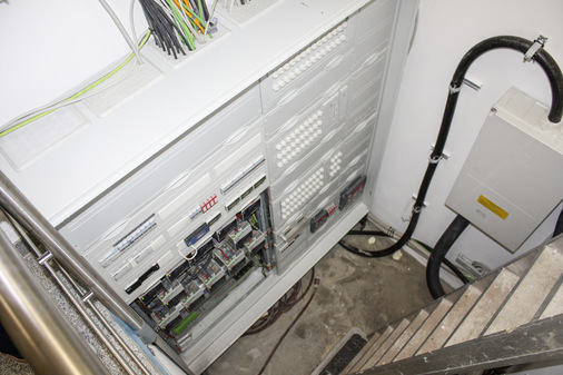 Im Treppenaufgang: In einer Nische ist die Steuerelektronik für die Hausautomation mit allen erforderlichen Zählern untergebracht.