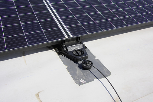 Auf diese Weise haben die Module festen Halt 
auf dem Hallendach.