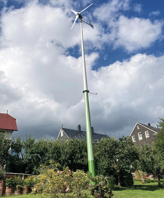 Unauffällig im Garten: Der Mast bekam einen grünen Anstrich. - © Foto: Kuchner
