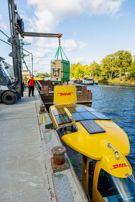 Das Solarschiff transportiert die Pakete innerhalb von rund 100 Minuten von Spandau zum Westhafen. - © Foto: Deutsche Post DHL/Jens Schlueter
