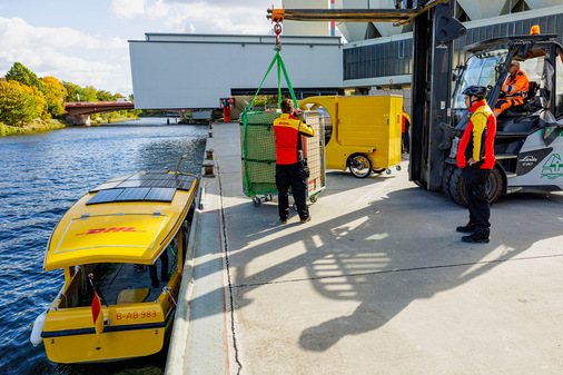 So kommt der Güterverkehr mit kleinen Schiffen auf der Wasserstraße. - © Foto: Deutsche Post DHL/Jens Schlueter
